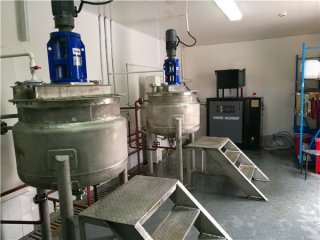 化工反應(yīng)釜物料控溫 ±0.5度，用什么電加熱導(dǎo)熱油爐？